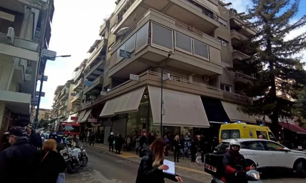 Πανικός στα Τρίκαλα: Γυναίκα απειλούσε ότι θα πέσει στο "κενό" από τον 3ο όροφο (Εικόνες)